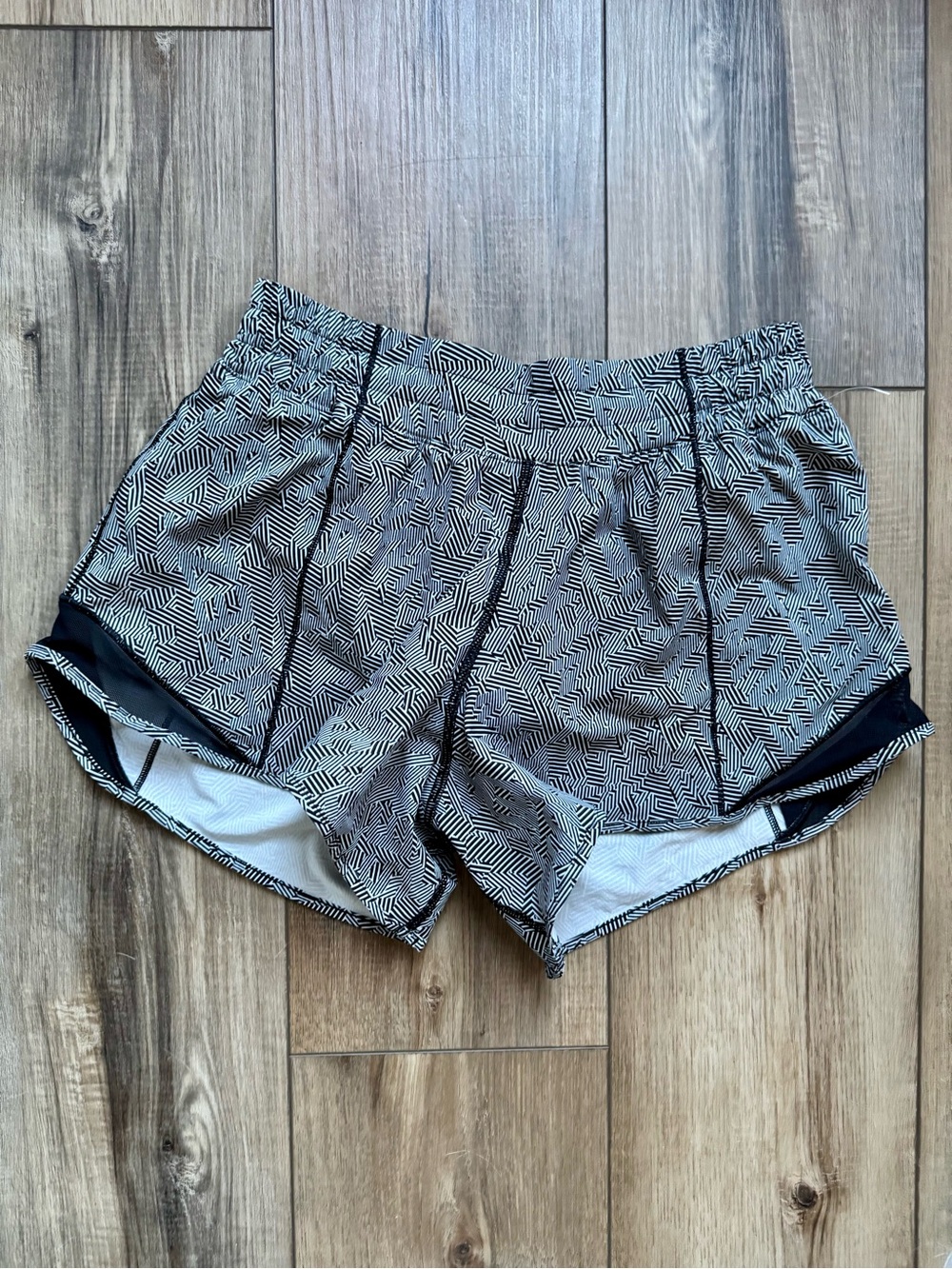 Lululemon Black & White Geo Print Shorts |Seawheeze Limited Edition| Like New 6